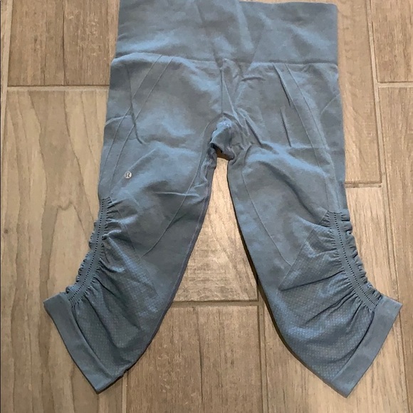 Lululemon In the flow crops - Picture 5 of 6